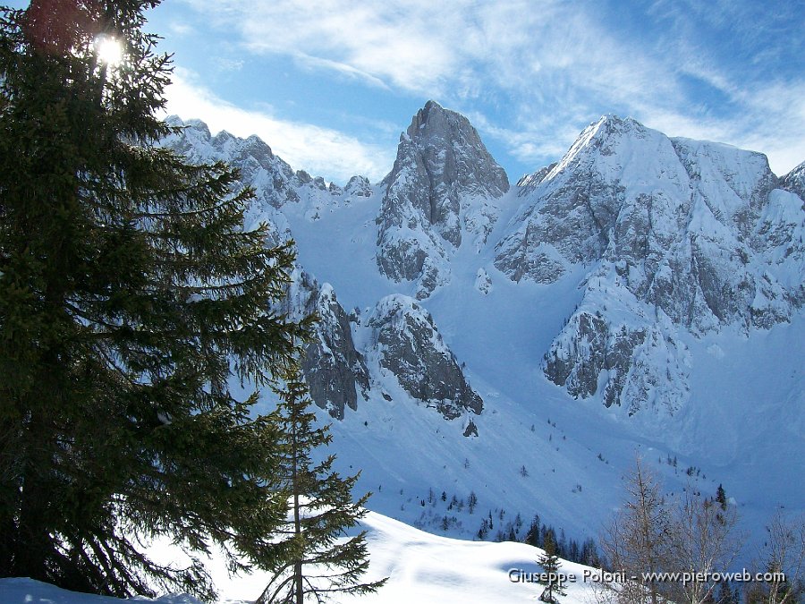 04 Al centro il Cimon della Bagozza .jpg